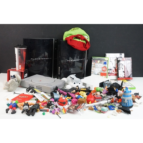 243 - Retro Gaming - Quantity of various retro gaming consoles, games and related items to include 2 x Son... 