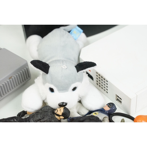 243 - Retro Gaming - Quantity of various retro gaming consoles, games and related items to include 2 x Son... 