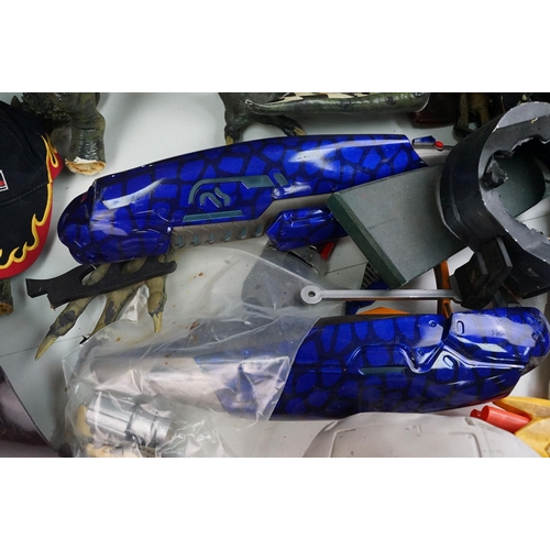 271 - Collection of various incomplete projects featuring parts of Star Wars weapons, Terminator Heads, Ha... 