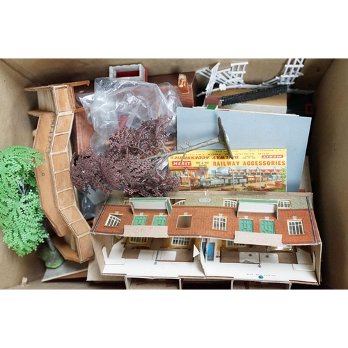 57A - Collection of Trix TTR model railway to include boxed F103 0-6-2 Side Tank Locomotive, boxed 20/54 S... 