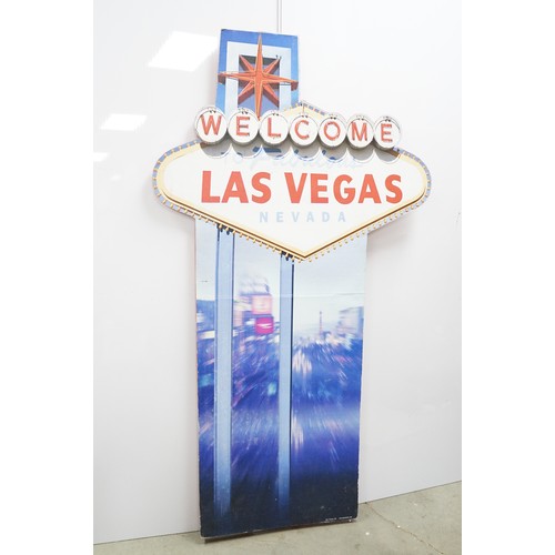 512 - Quantity of large display items to include wooden silhouettes, roulette wheel, Hollywood sign etc an... 