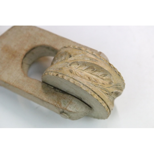 100 - Vintage sycamore biscuit or pastry mould wheel with leaf design, 17cm long