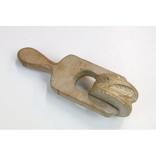 100 - Vintage sycamore biscuit or pastry mould wheel with leaf design, 17cm long