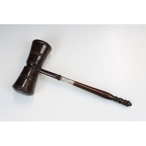 101 - Early 20th century treen double head gavel, the turned ringed handle with silver band, London 1923, ... 