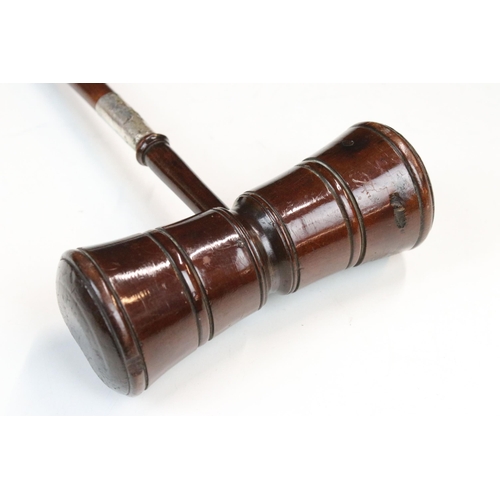 101 - Early 20th century treen double head gavel, the turned ringed handle with silver band, London 1923, ... 