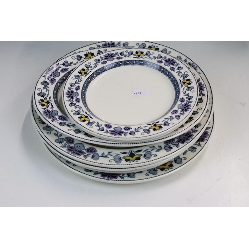 79 - Wedgwood Etruria selection of tableware to include two side plates, three dinner plates, three small... 