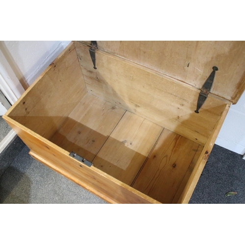 620 - Pine blanket box having a plinth base with lock to front. Measures 42 x 58 x 71cm.