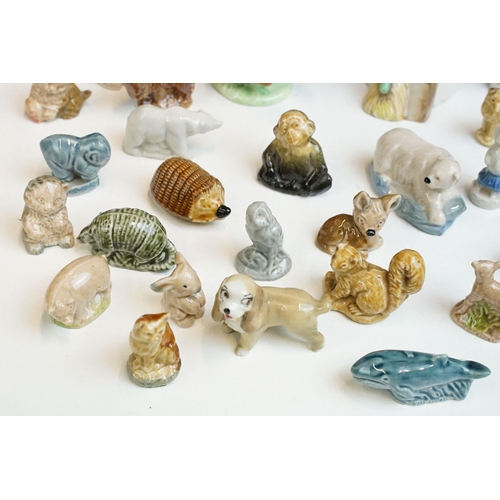 27 - Pair of Beatrix Potter figurines to include Peter Rabbit and Hunca Munca Sweeping together with a co... 