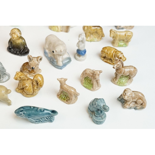 27 - Pair of Beatrix Potter figurines to include Peter Rabbit and Hunca Munca Sweeping together with a co... 