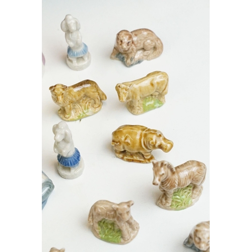 27 - Pair of Beatrix Potter figurines to include Peter Rabbit and Hunca Munca Sweeping together with a co... 