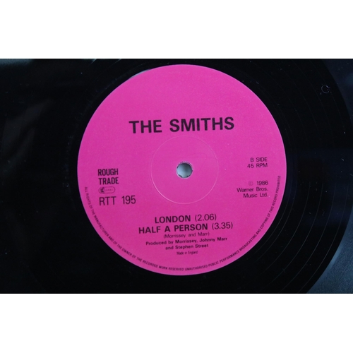 40 - Vinyl - The Smiths – Shoplifters Of The World Unite pack including 12” (RTT 195 with pink inner, ori... 