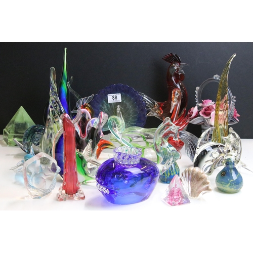 88 - Large selection of mixed art glass to include Murano and Phoenicia glass examples (1 box)