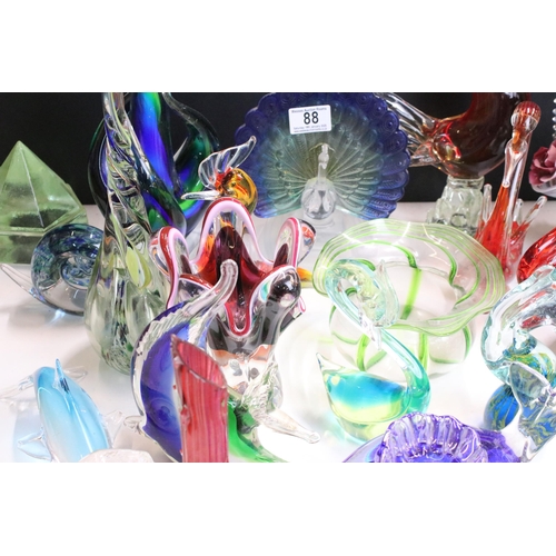 88 - Large selection of mixed art glass to include Murano and Phoenicia glass examples (1 box)