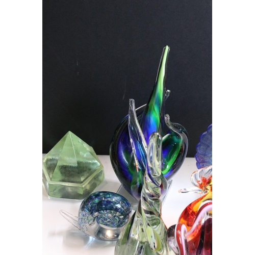 88 - Large selection of mixed art glass to include Murano and Phoenicia glass examples (1 box)