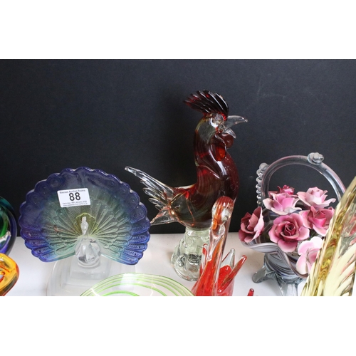 88 - Large selection of mixed art glass to include Murano and Phoenicia glass examples (1 box)