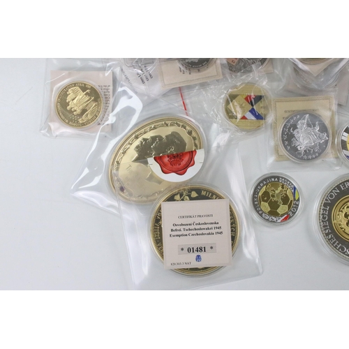 70 - A large collection of commemorative collectors coins / medallions together with a collection of Brit... 