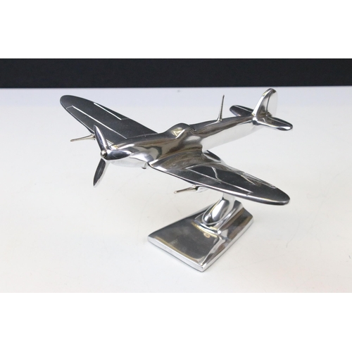 113 - Art Deco style chrome effect desk model of an airplane, 21.5cm long