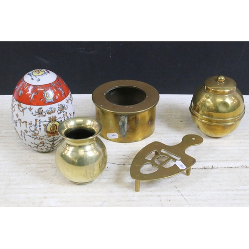 375 - Selection of brass to include artillery shell base, small trivet, lidded Lipton's souvenir tea caddy... 