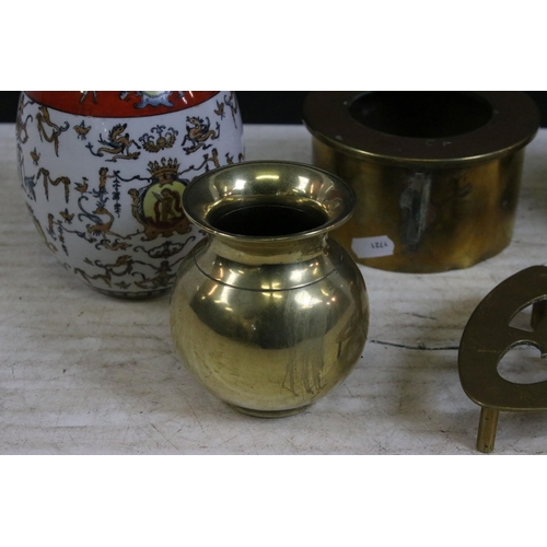 375 - Selection of brass to include artillery shell base, small trivet, lidded Lipton's souvenir tea caddy... 