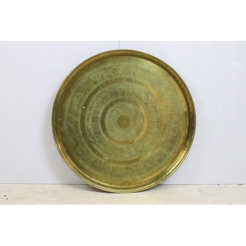 455 - Large round brass table top charger tray, diameter 57cm