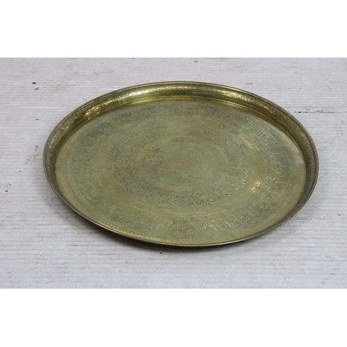 455 - Large round brass table top charger tray, diameter 57cm