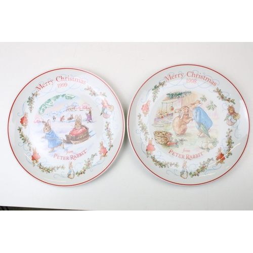 60 - Wedgwood Peter Rabbit and Miss Tiggy-Winkle bowls together with a set of six Peter Rabbit plates, 25... 