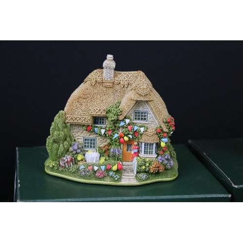 84 - Collection of Lilliput Lane cottage ornaments to include Clover Cottage, heaven Scent, Smallest Inn,... 