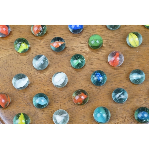 199 - Vintage wooden solitaire board with 35 glass marbles, board 25cm diameter