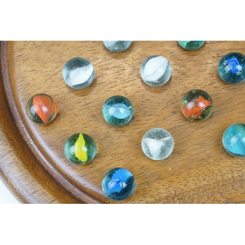 199 - Vintage wooden solitaire board with 35 glass marbles, board 25cm diameter