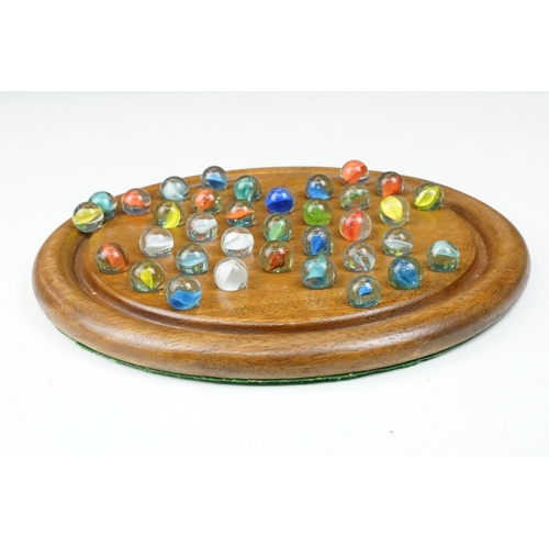 199 - Vintage wooden solitaire board with 35 glass marbles, board 25cm diameter