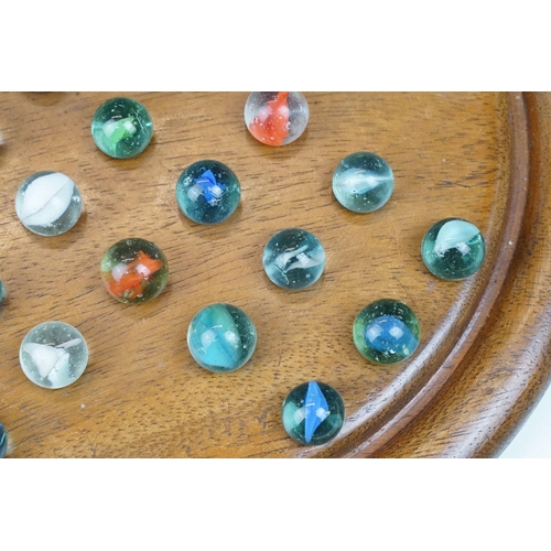 199 - Vintage wooden solitaire board with 35 glass marbles, board 25cm diameter