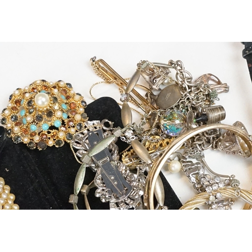 303 - A collection of mainly vintage costume jewellery to include bangles, rings, brooches...etc.. togethe... 