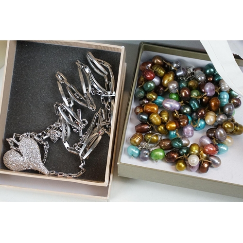 275 - A collection of vintage and contemporary costume jewellery to include necklaces, earrings, bracelets... 