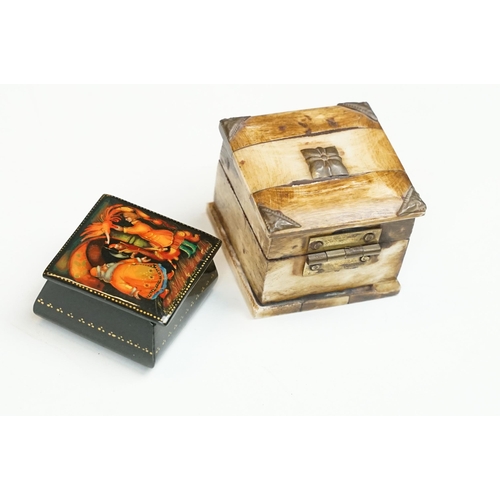 280 - A collection of miniature boxes to include snuff, jewellery and trinket boxes, include three 925 ste... 