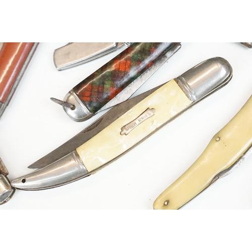 291 - A collection of approx twenty five vintage and contemporary pocket knives / pen knives.