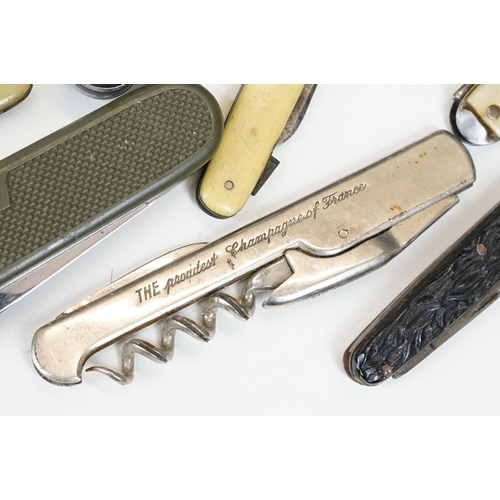 291 - A collection of approx twenty five vintage and contemporary pocket knives / pen knives.