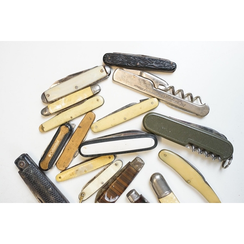 291 - A collection of approx twenty five vintage and contemporary pocket knives / pen knives.