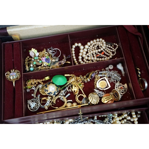 294 - A collection of vintage and contemporary costume jewellery to include necklaces, bracelets, rings, e... 