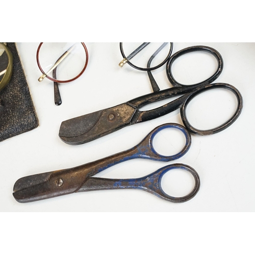 304 - A small group of mixed collectables to include hair clippers, vintage spectacles, GPO mailbag scisso... 