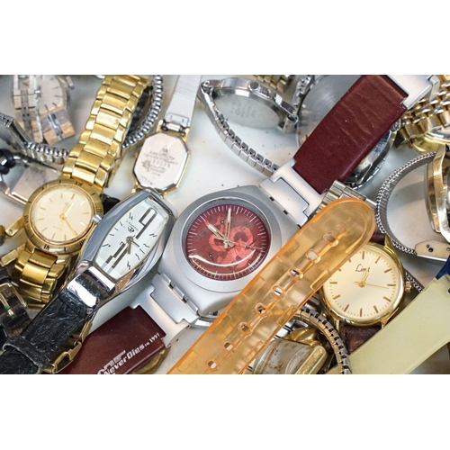 309 - A collection of vintage and contemporary wristwatches to include Swatch, Montine, Casio, Sekonda, In... 