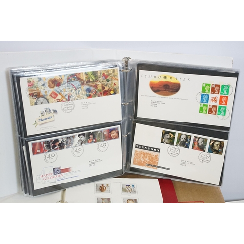 369 - Collection of world, Great British and commonwealth stamps dating from the 19th Century onwards to i... 