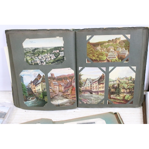 337 - A large collection of mainly early 20th century postcards to include real photo, printed, topographi... 