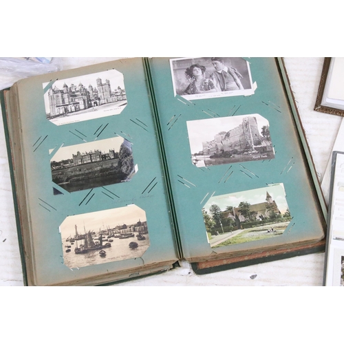 337 - A large collection of mainly early 20th century postcards to include real photo, printed, topographi... 