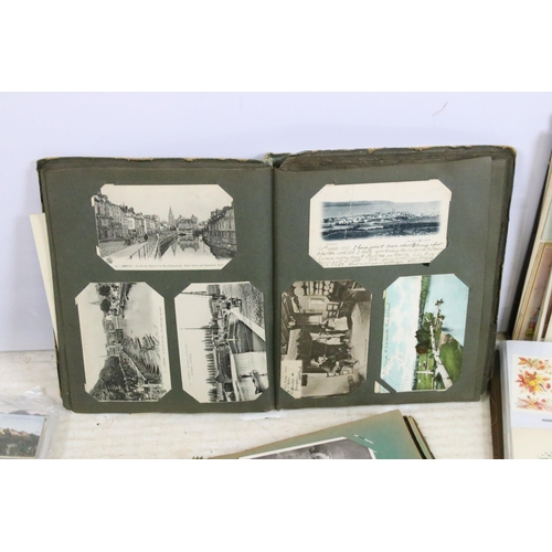 337 - A large collection of mainly early 20th century postcards to include real photo, printed, topographi... 