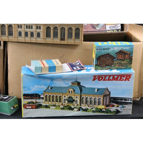 167 - Large quantity of HO / OO gauge model railway accessories to include scenery, lay-out accessories & ... 