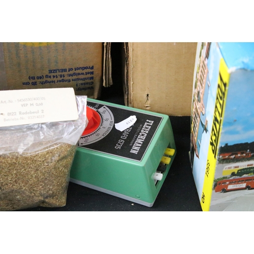 167 - Large quantity of HO / OO gauge model railway accessories to include scenery, lay-out accessories & ... 