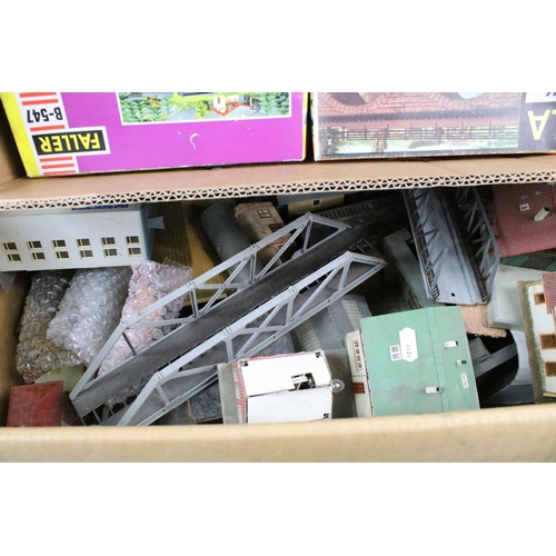 167 - Large quantity of HO / OO gauge model railway accessories to include scenery, lay-out accessories & ... 