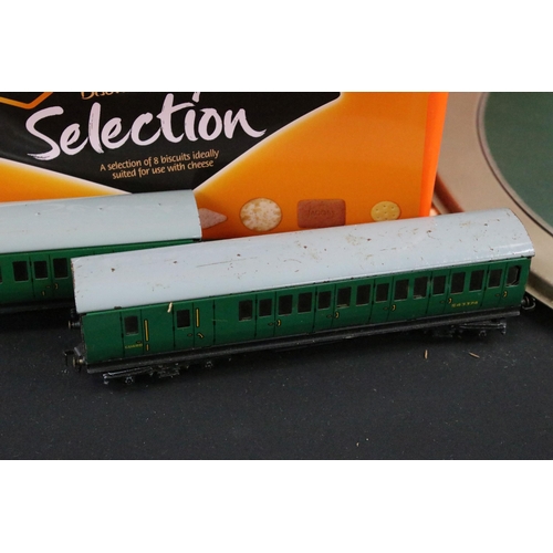 168 - 16 Boxed Hornby Dublo items of rolling stock, all coaches to include 4075, 4078, 4060, 4037, etc plu... 