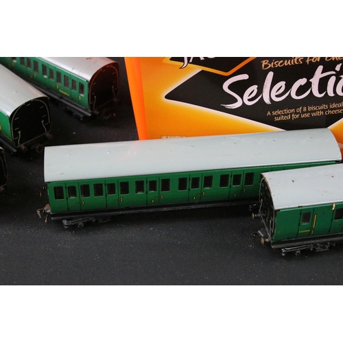 168 - 16 Boxed Hornby Dublo items of rolling stock, all coaches to include 4075, 4078, 4060, 4037, etc plu... 