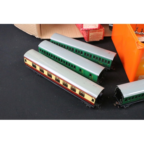 168 - 16 Boxed Hornby Dublo items of rolling stock, all coaches to include 4075, 4078, 4060, 4037, etc plu... 